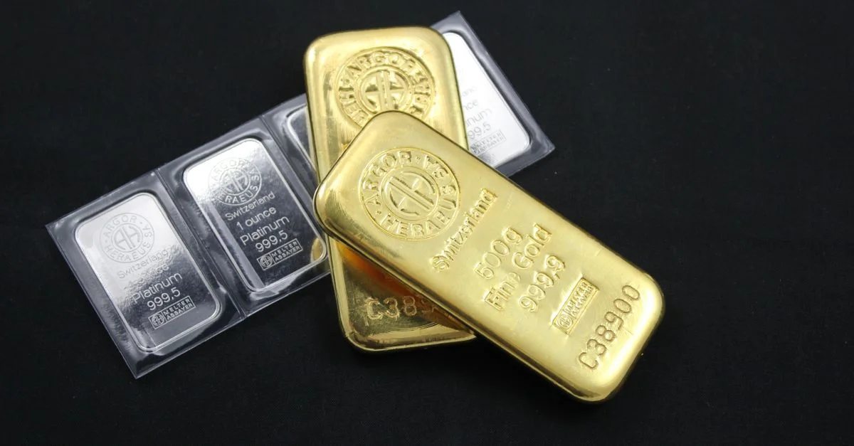 Gros plan sur des lingots d'or et de platine illustrant la richesse et le potentiel d'investissement.