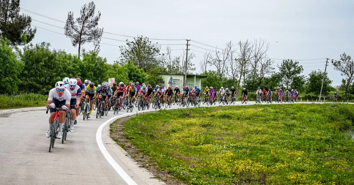 Coureurs cyclistes parcourant une route panoramique à Samsun, en Turquie.